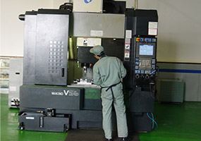 Fully automatic CNC high-speed precision machining center