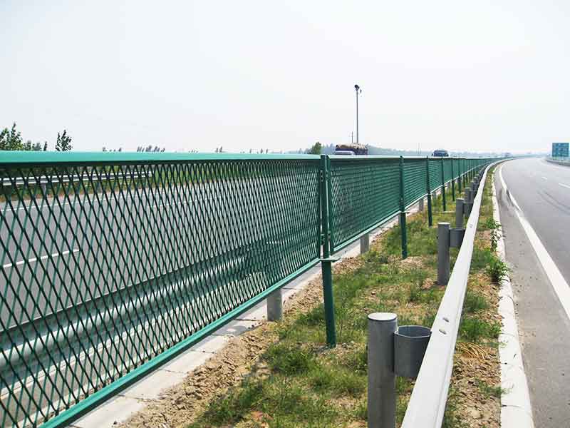 Expanded wire mesh fence