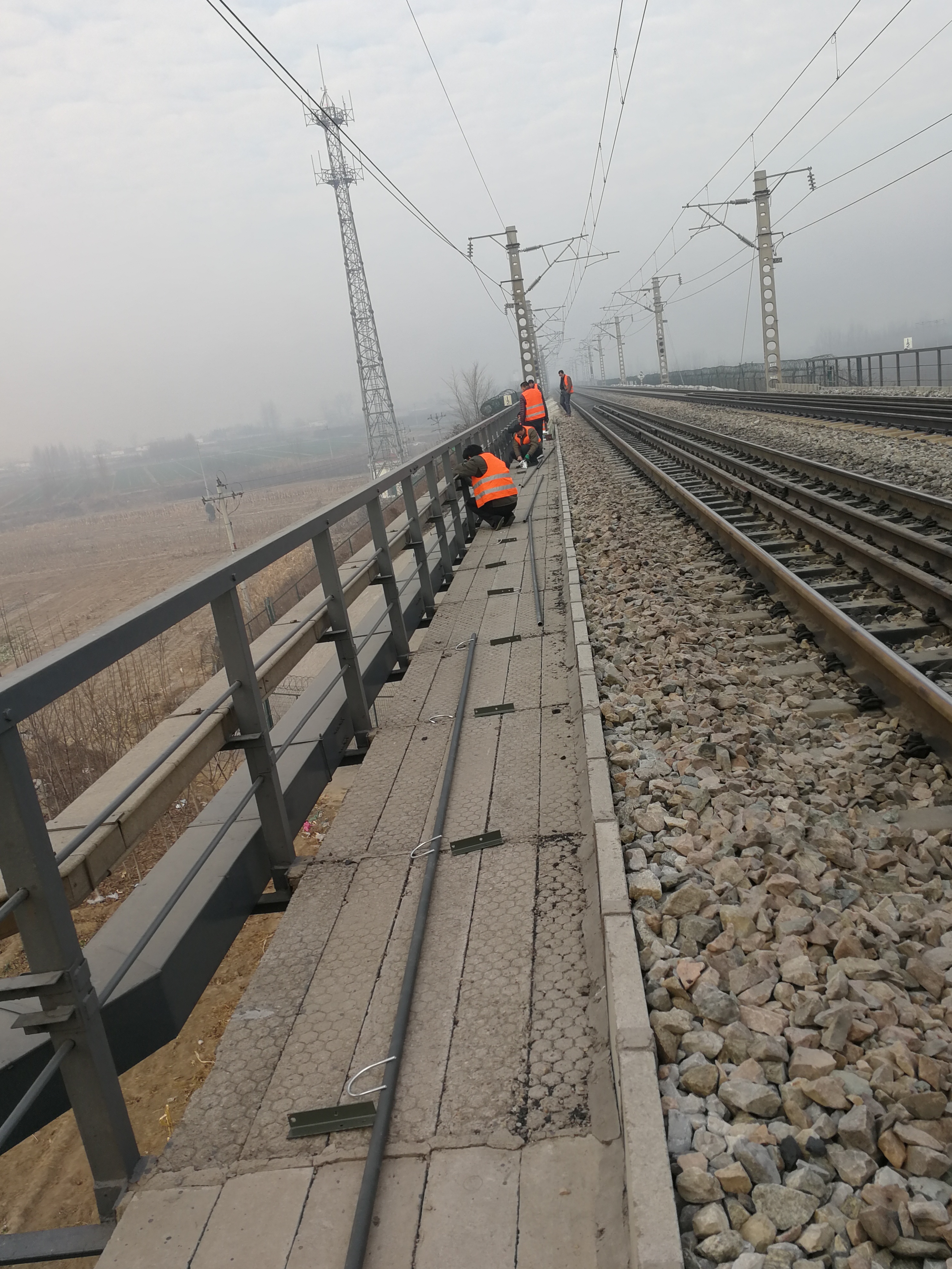铁路监测设备信号线管安装