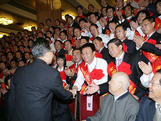  2007年9月27日，温家宝总理与河南省唯一民营煤矿煤炭工业劳动模范袁占国亲切握手