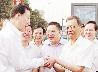 Июнь 2011 года - Ло Чжицзюнь, секретарь партийного комитета провинции Цзянсу, посетил нашу компанию в сопровождении Ли Лянбао, председателя Нового индустриального парка реки Янцзы.