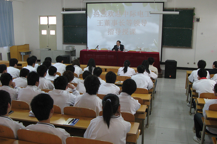 In 2011, President Wang gave lectures to the students of the middle order class