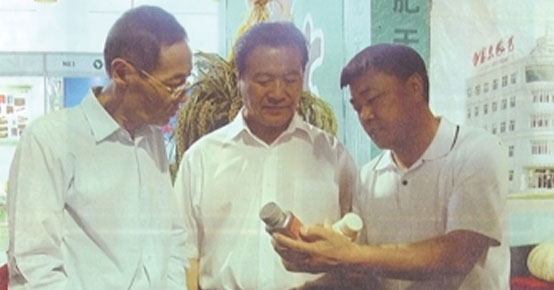 时任农业部副部长高鸿宾在齐齐哈尔市长林秀山陪同下莅临富尔农艺调研种业，检查指导工作。 