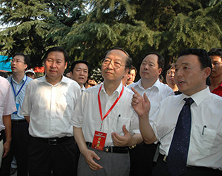 2007年7月10日，李毅中部长在磴槽集团视察工作
