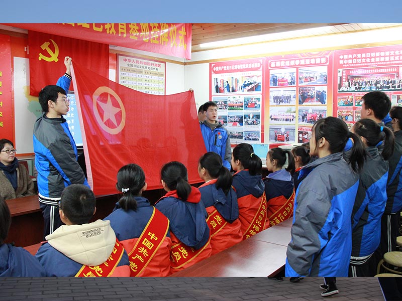 参观中国共产党员日记博物馆