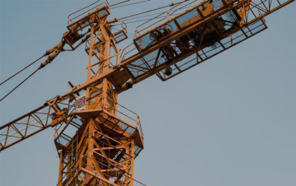 How is the reasonable arrangement and positioning of tower cranes in engineering construction?