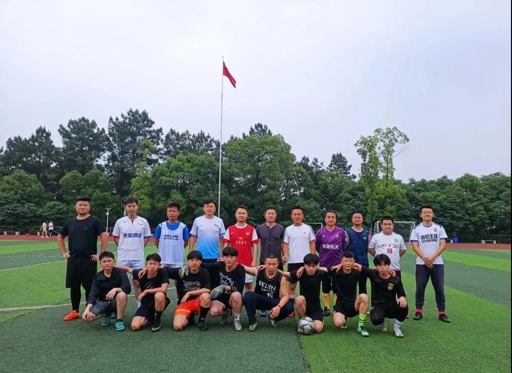 绿茵展风采 以赛代训促提升 ——湘潭技师学院足球社与来茵足球俱乐部举行友谊足球赛