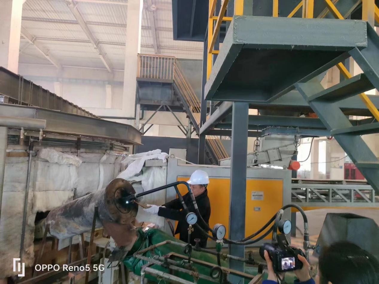 新疆某客户35吨钠钙玻璃电熔炉顺利投产