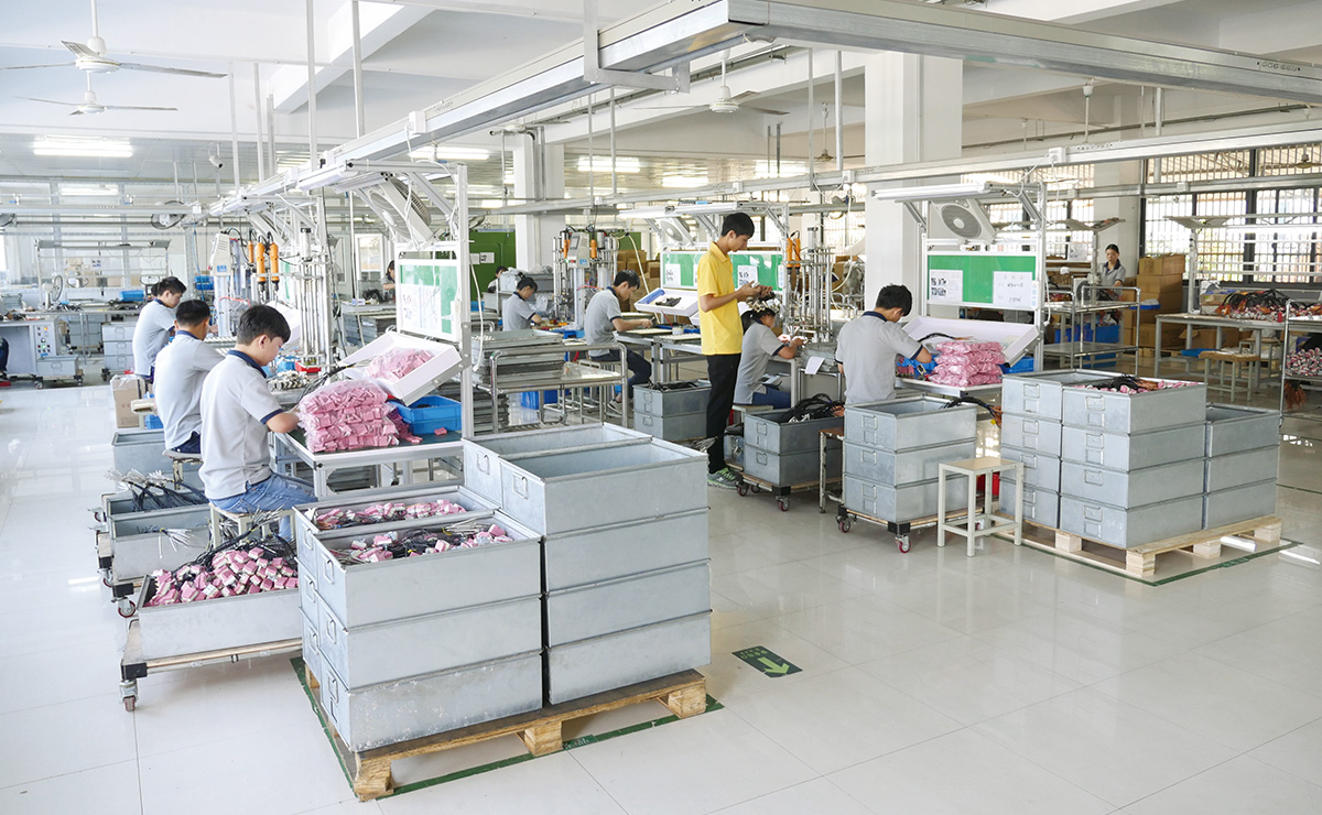 Semi-automatic assembly line