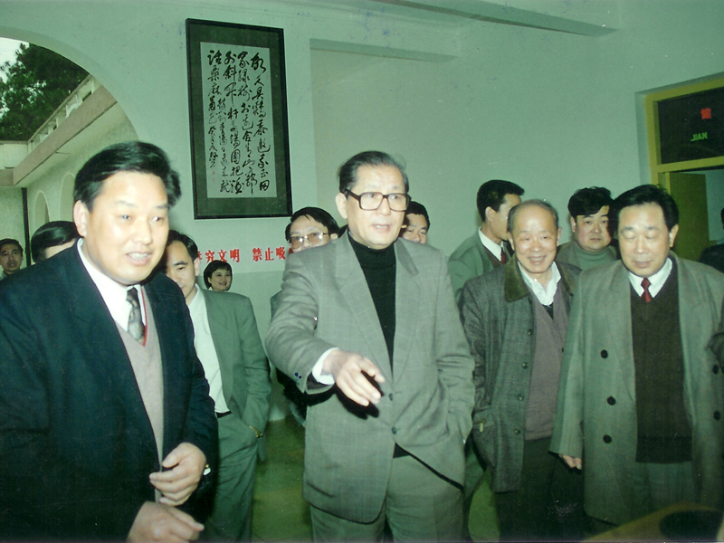 1996年4月13日时任全国人大副委员长倪志福来公司视察