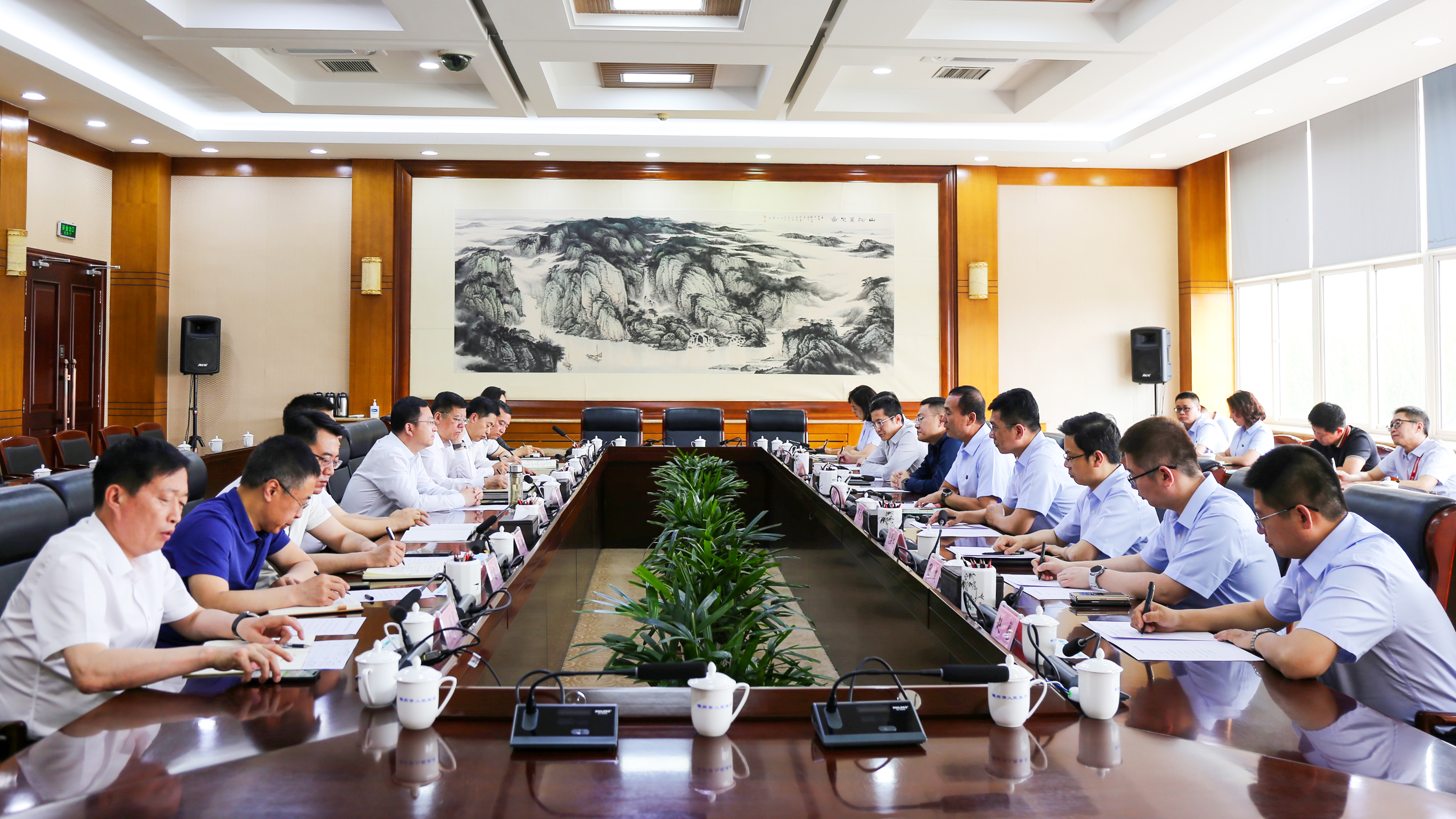 王明宝与锦州市委副书记、市长王心宇举行工作会谈