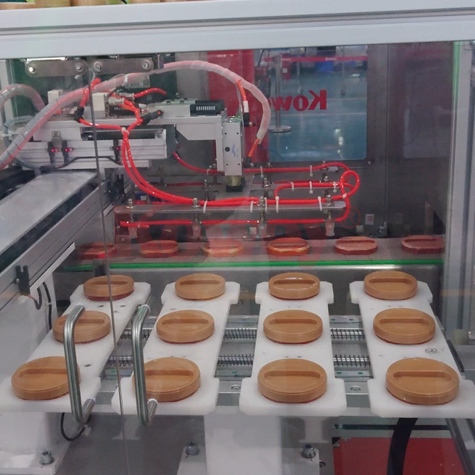 酸奶盖生产非标自动化-酸奶盖内置勺贴标全自动生产线-酸奶盖取出机械手