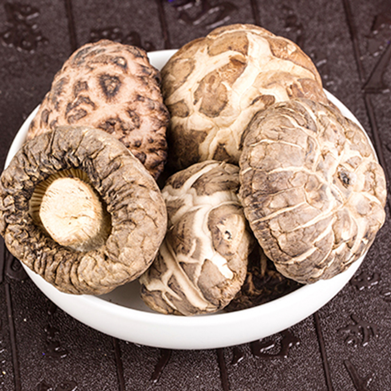 DRIED TEA FLOWER SHIITAKE CULTIVATED IN AUTUMN