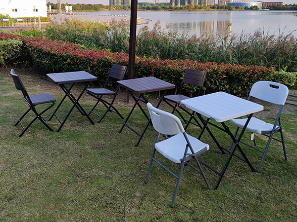 Outdoor tables and chairs are not afraid of the sun and rain