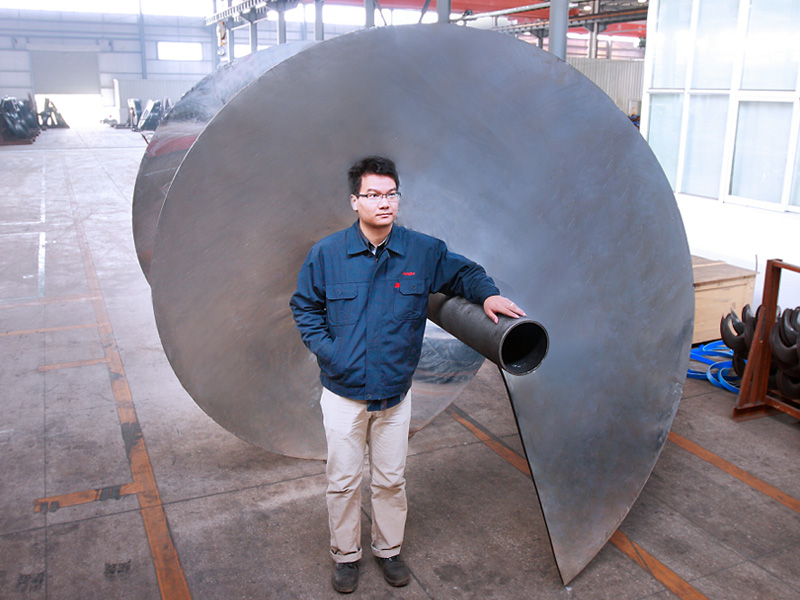 A well-known foreign company in the paper industry, requiring stainless steel spiral blades with a diameter of 2400 mm