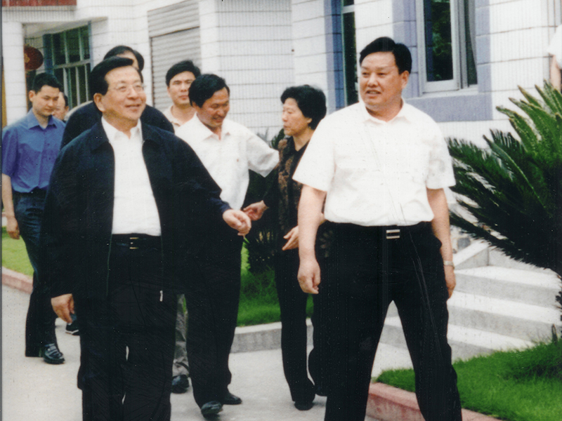 2004年5月时任中共中央政治局常委、国家副主席曾庆红来公司视察
