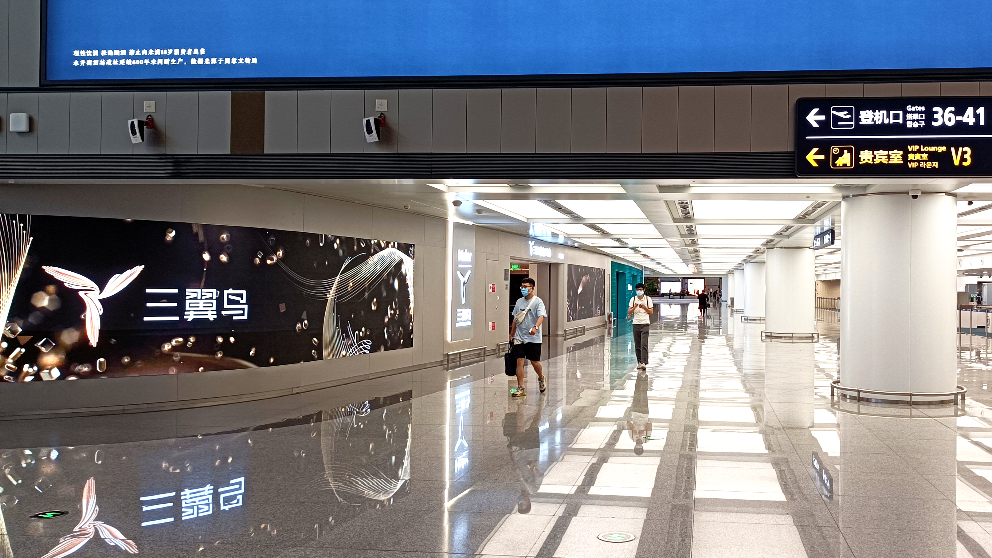 沃顿首创55寸LED标准面板惊艳亮相青岛新机场