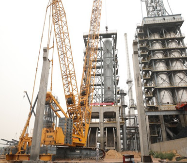 华航能源公司两台百余吨重焦炭塔一次吊装成功