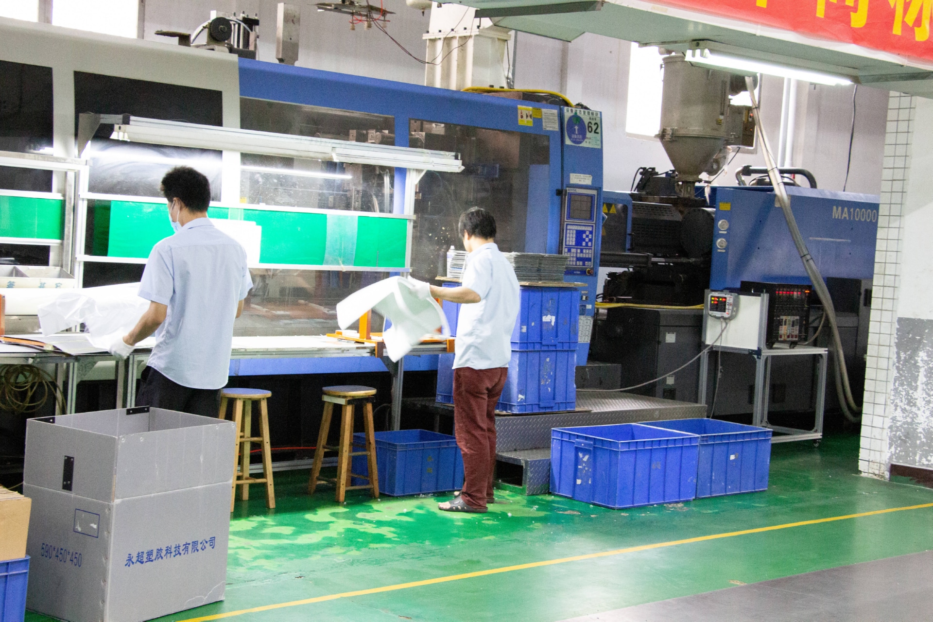 What is the injection molding process for pet products?