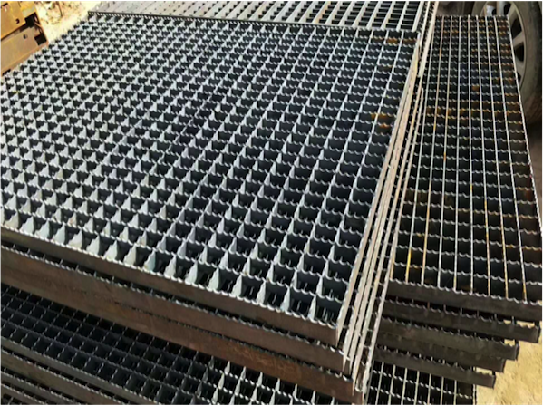 Toothed steel grating