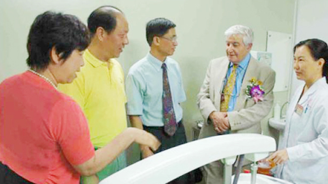 中、美、英光动力专家在广州军区总医院现场交流研讨鲜红斑痣光动力治疗术