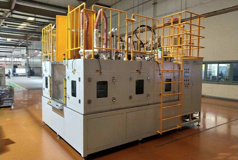 Fully automatic rotary gearbox body cleaning and drying system