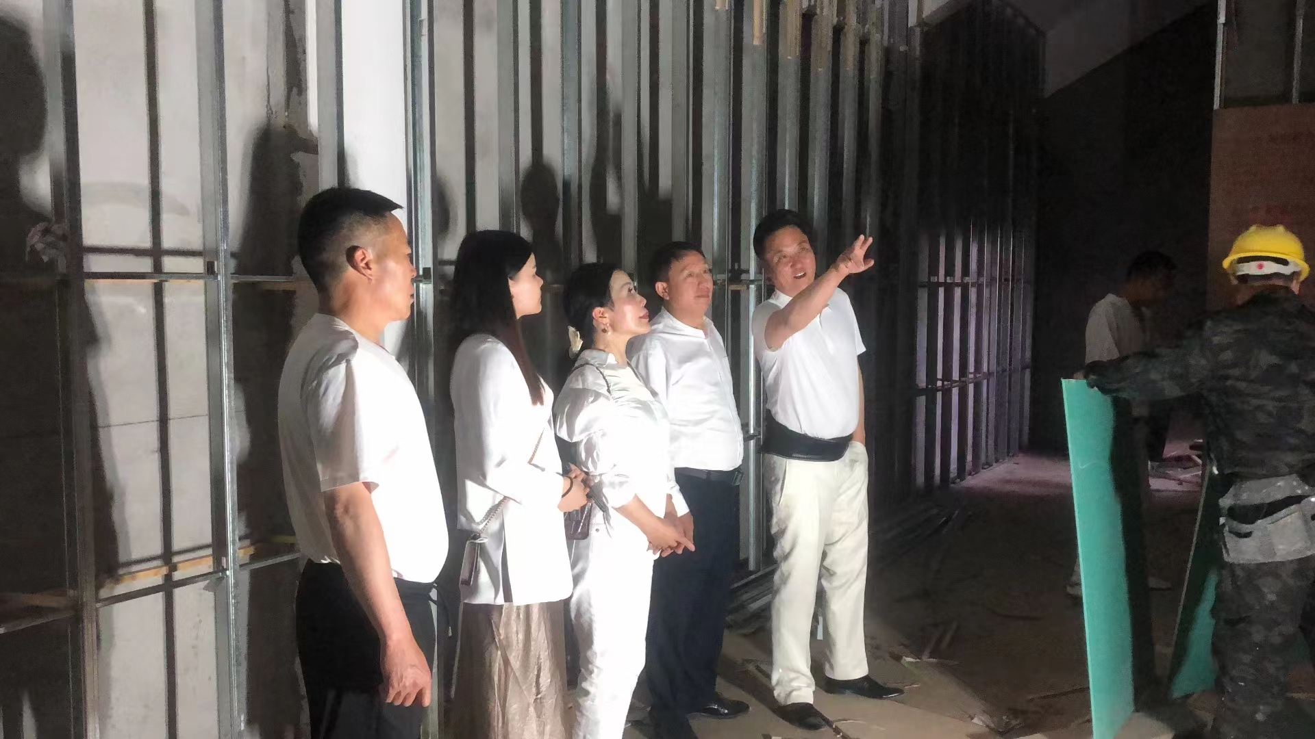 世界生态组织中国代表处常务副秘书长江仁海先生一行考察正在建设中的西昌鸟类博物馆