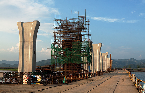 施工中的浦坝港跨海大桥