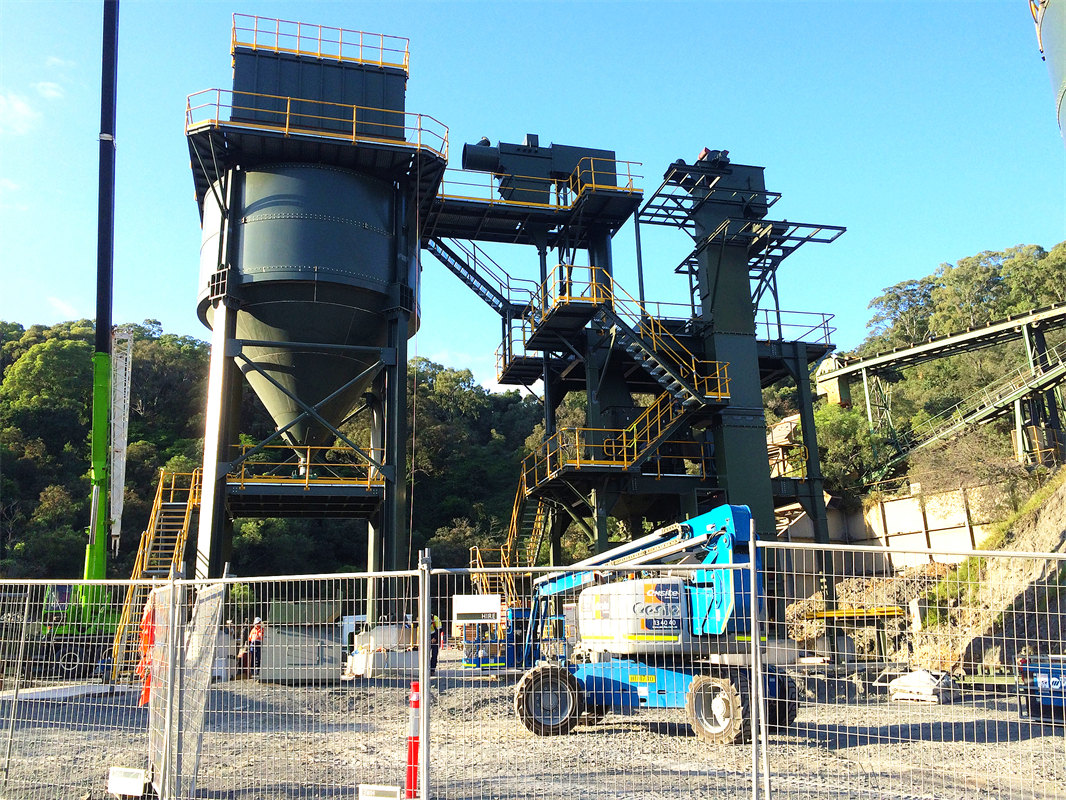 2015年陆威和澳洲工程师携手设计V7制砂项目，为澳大利亚V7制砂厂提供2个400T的片装筒仓、1个大除尘器以及各类钢结构
