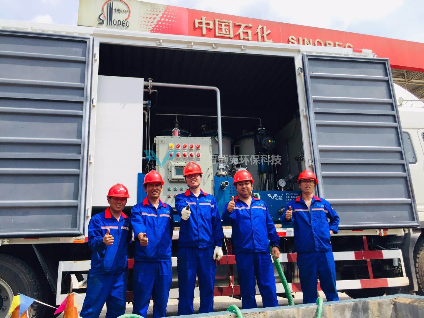 2019年6月，万博克团队正在清洗云南中石化加油站埋地油罐