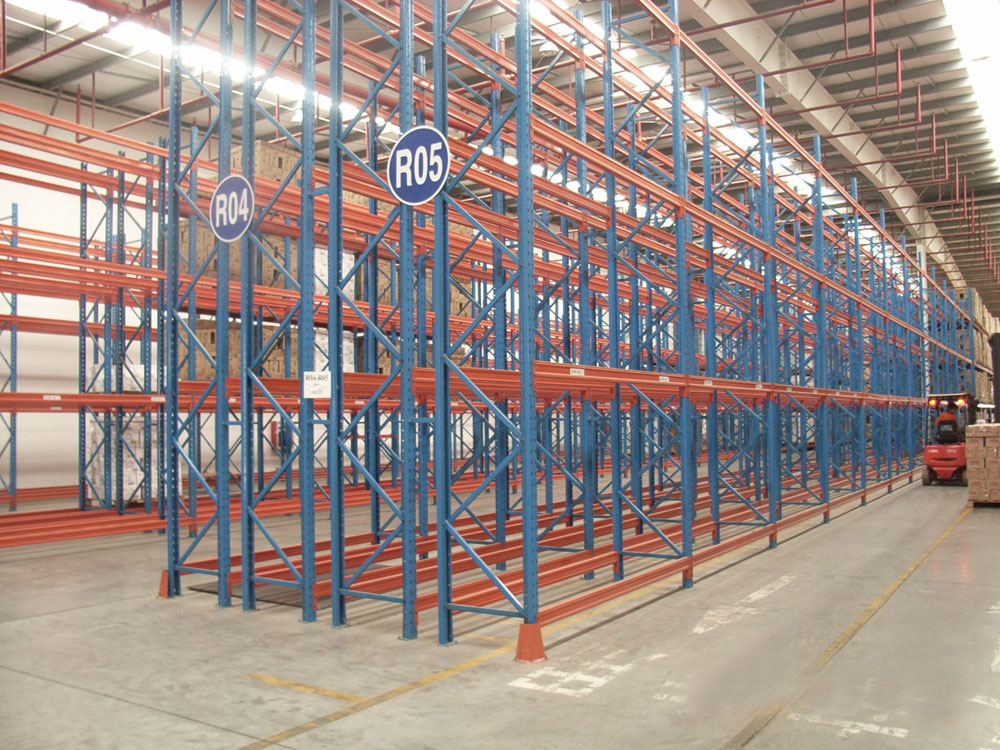 Storage density warehouse pallet rack with double rows