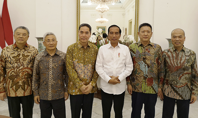 2019年7月9日，印度尼西亚总统佐科在总统府亲切会见中资企业：青山实业董事局主席项光达、华友钴业董事长陈雪华等企业家一行。