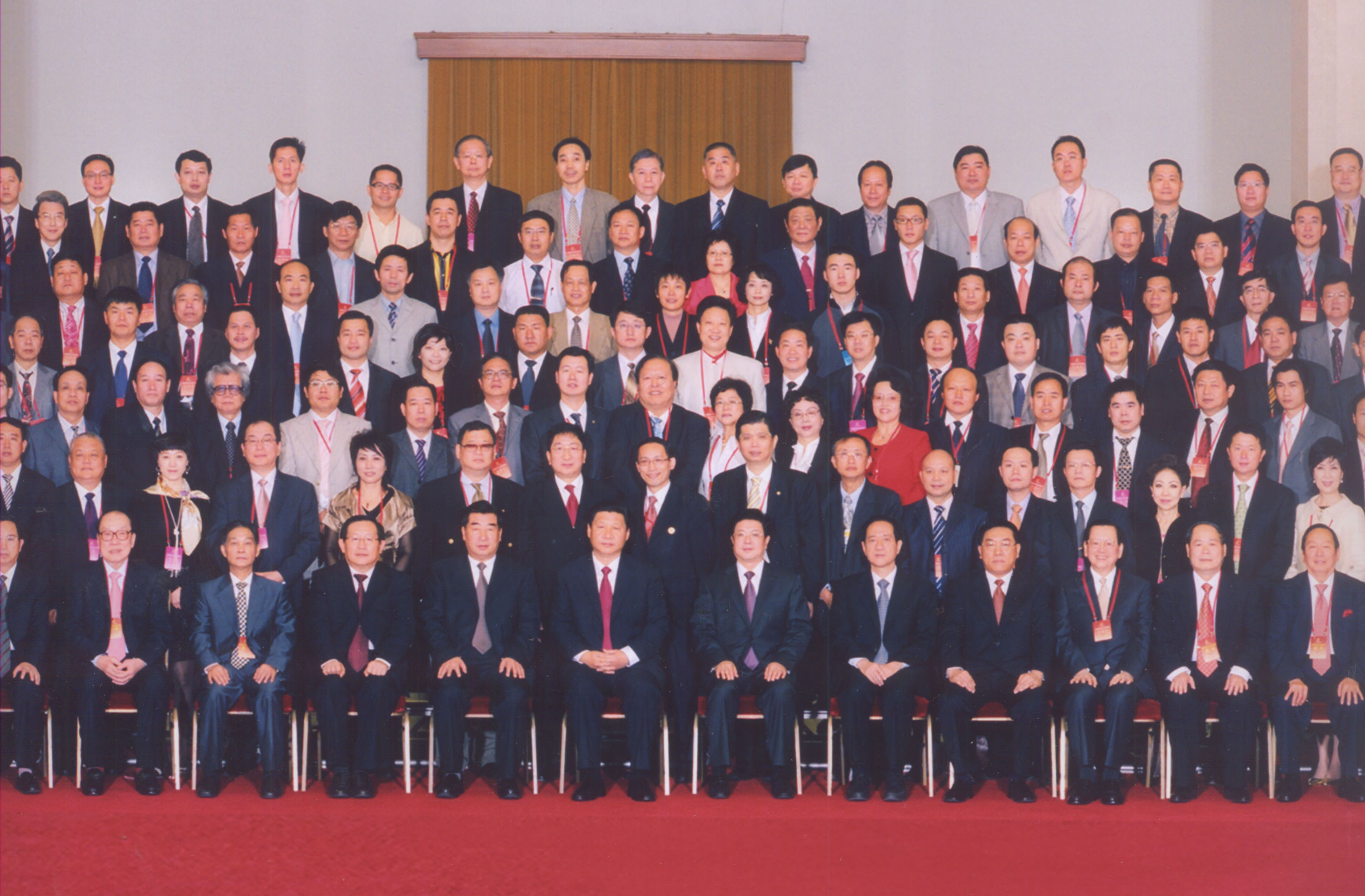 2008年陈斌总裁(第四排右3 )当选中国侨商会副会长并与习近平主席合影