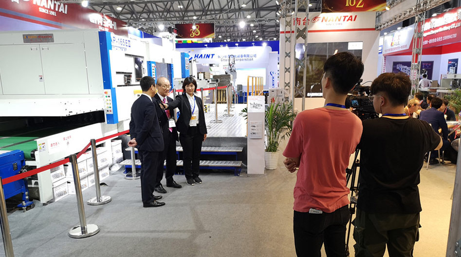 旭机械社长在上海展南台展位接受采访