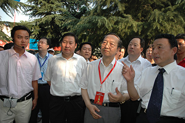 2007年7月10日，李毅中部长在dafa手机客户端视察工作