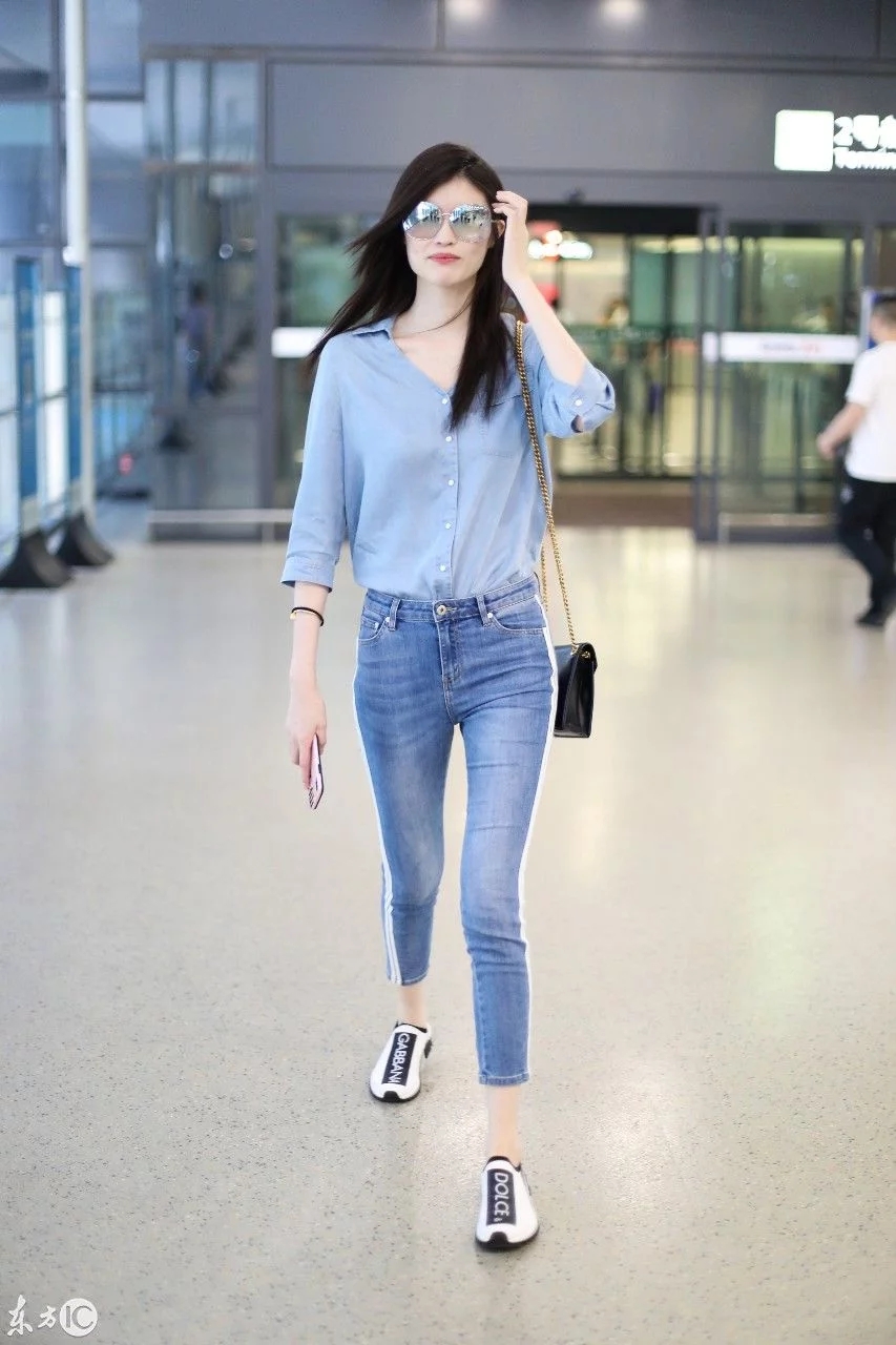 Supermodel sui he street snap Blue shirt match the side ribbon tight jeans Clean and pure and fresh and beautiful