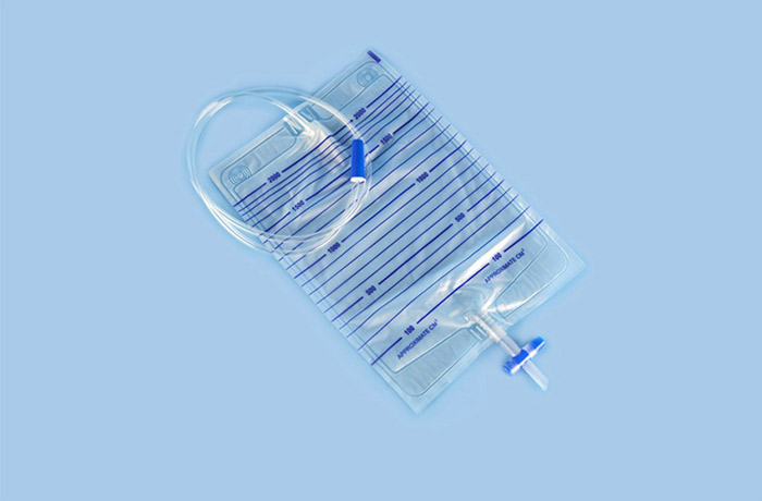 Two-way urine bag (with check valve at the upper end and cross drain valve at the lower end)