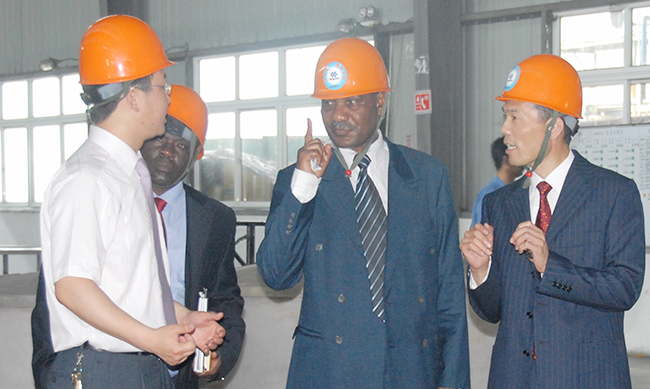 2009年11月27日，赞比亚驻中国大使鲁潘多·姆瓦培先生莅临来公司参观交流。