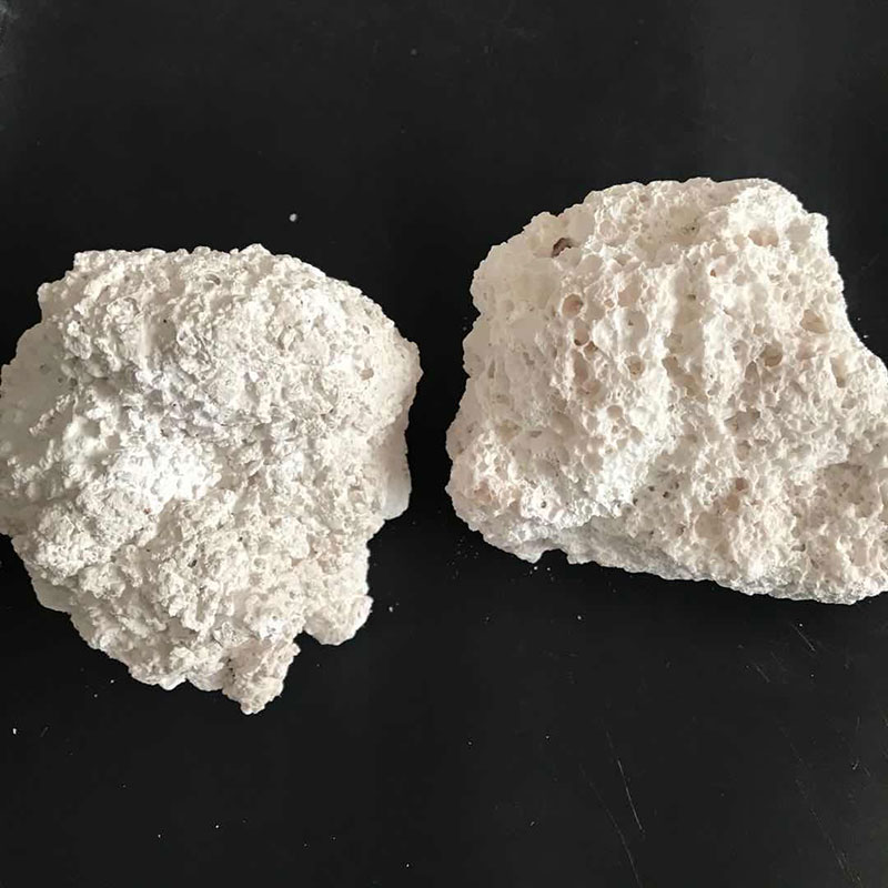 Anhydrous lumpy calcium chloride