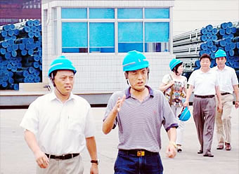 Août 2008 - M. Lou Jianchang, directeur général adjoint du département des installations physiques de Sinopec (à gauche) a inspecté notre entreprise.