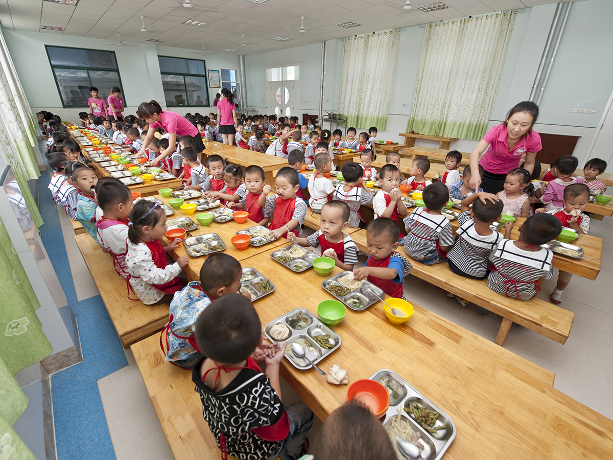 幼儿园孩子们在用餐