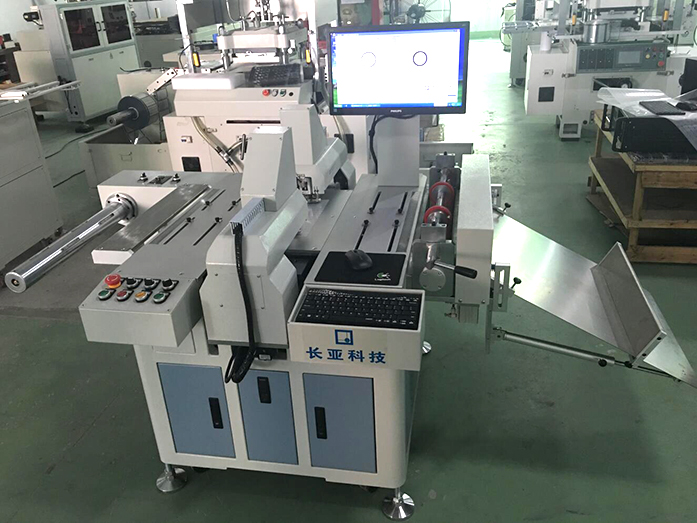 Head-to-head roll-to-roll punching and cutting machine