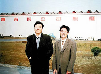 2000年1月，天津钢管集团总经理刘云生(左)来我公司考察