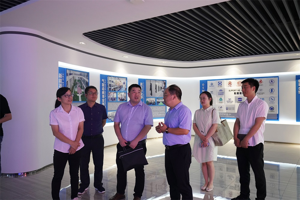 Leaders of the Two New Party Construction Division of the Organization Department of Quzhou Municipal Party Committee visited Keli to investigate the two new party construction work
