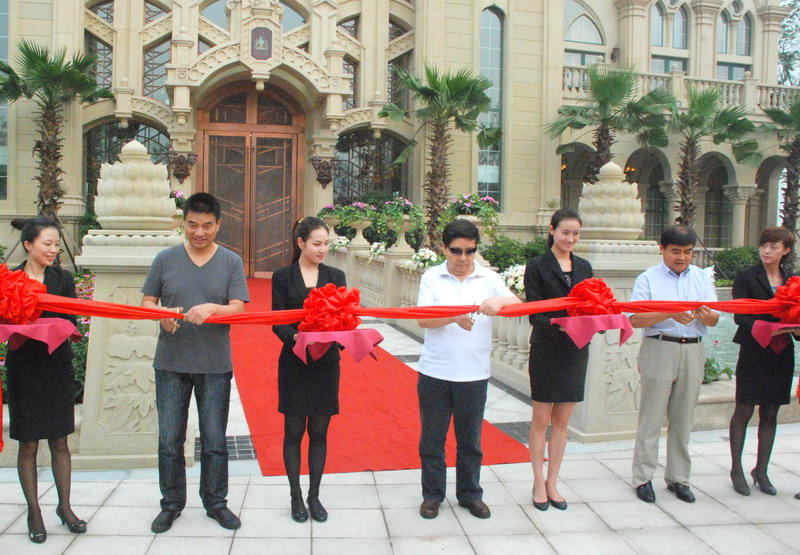 Mr. Yongyan Liu (center), Chairman Yuxin Chen (second from right), and Mr. Yonghao Liu, Chairman for Atlantis (second from left) at ribbon-cutting cer