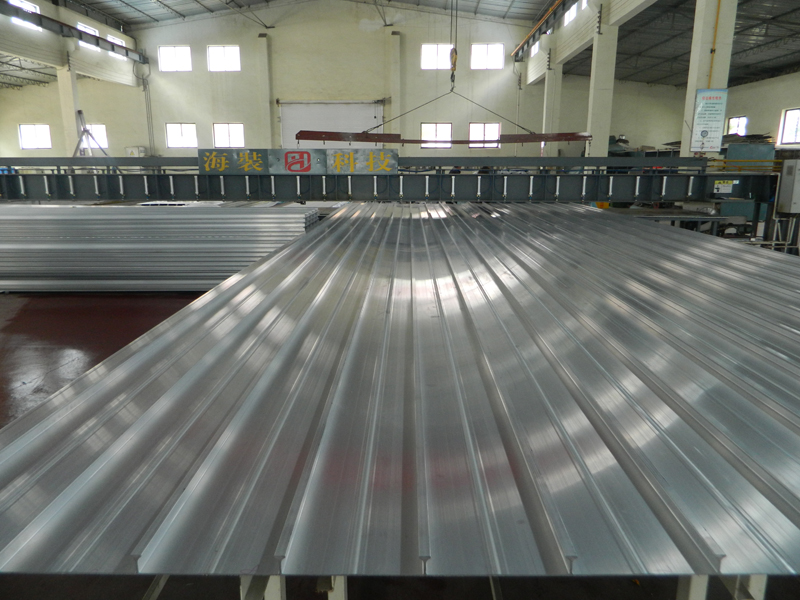 Marine wide-width aluminum alloy friction stir welding ribbed deck, hoarding, roof