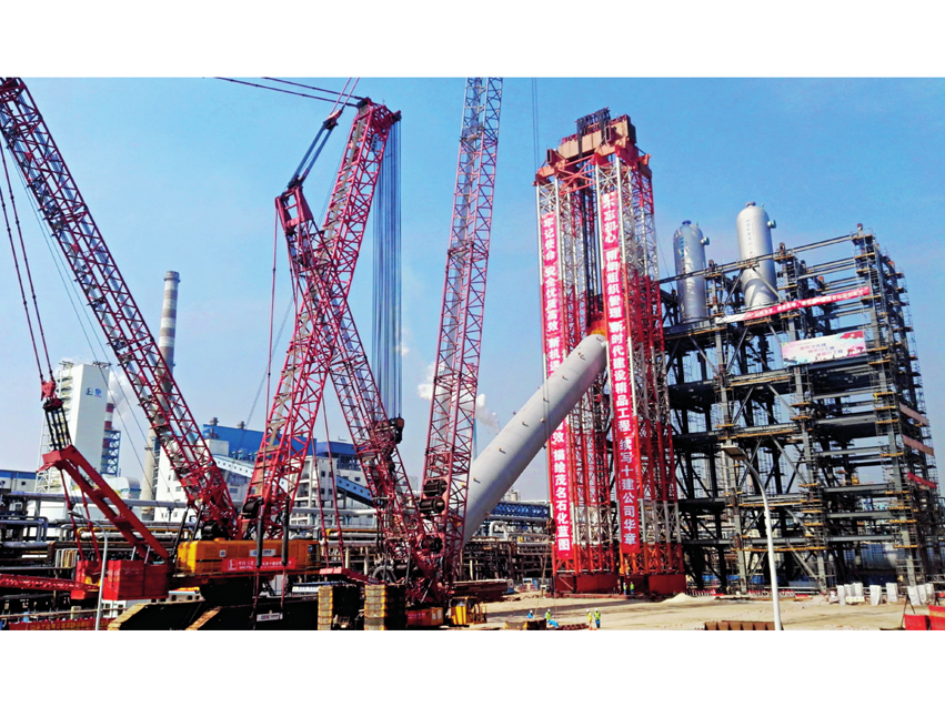 Hoisting of Slurry Reactor of RCD Plant of Sinopec  Maoming Petrochemical Company (Hoisting Weight of  2,260 t, Diameter of 5 m, and Height of 61.6 m) (2019)