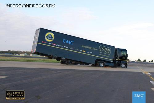 Renault Trucks leaps over Lotus F1 cars and sets a new Guinness World Record