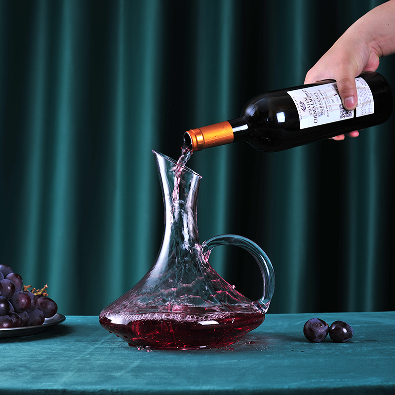 Hand-made wine decanter with handle