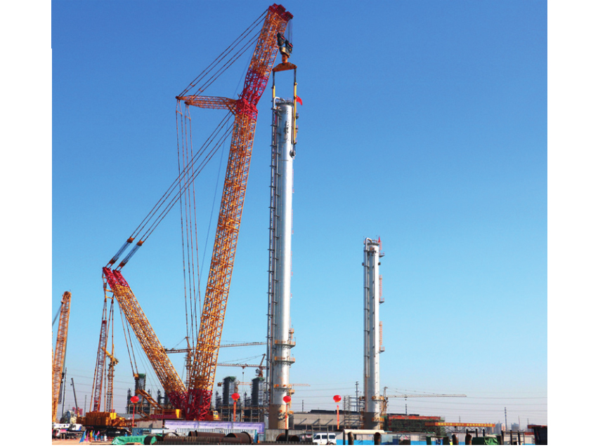 新浦化学 ( 泰兴 ) 轻烃项目丙烯精馏塔吊装 ( 吊装 重量 1490 吨、直径 6.1 米、高 110 米，2018 年 )